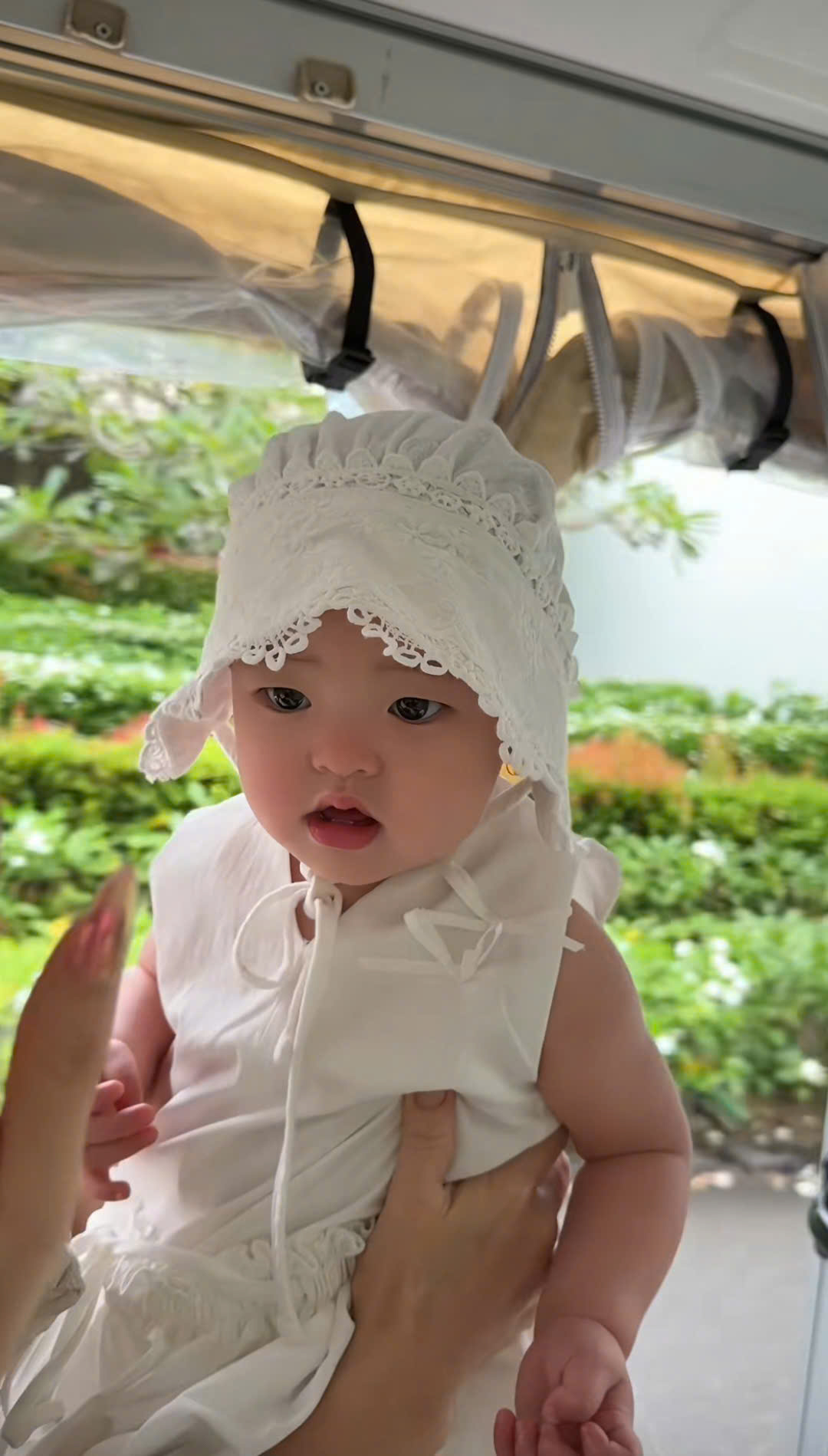 Đưa 2 cô công chúa đi chơi Phú Quốc hàn gắn tình cảm, hot mom Lucie Nguyễn khóc ròng vì rời xa vòng tay chồng trẻ là bão tố- Ảnh 2. Đưa 2 cô công chúa đi chơi Phú Quốc hàn gắn tình cảm, hot mom Lucie Nguyễn khóc ròng vì rời xa vòng tay chồng trẻ là bão tố- Ảnh 2.