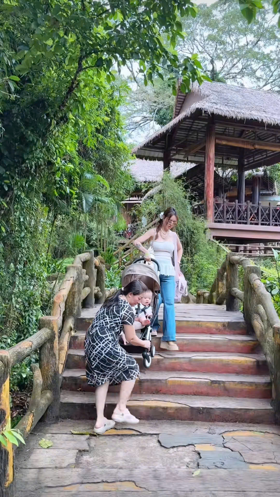 Đưa 2 cô công chúa đi chơi Phú Quốc hàn gắn tình cảm, hot mom Lucie Nguyễn khóc ròng vì rời xa vòng tay chồng trẻ là bão tố- Ảnh 6. Đưa 2 cô công chúa đi chơi Phú Quốc hàn gắn tình cảm, hot mom Lucie Nguyễn khóc ròng vì rời xa vòng tay chồng trẻ là bão tố- Ảnh 6.