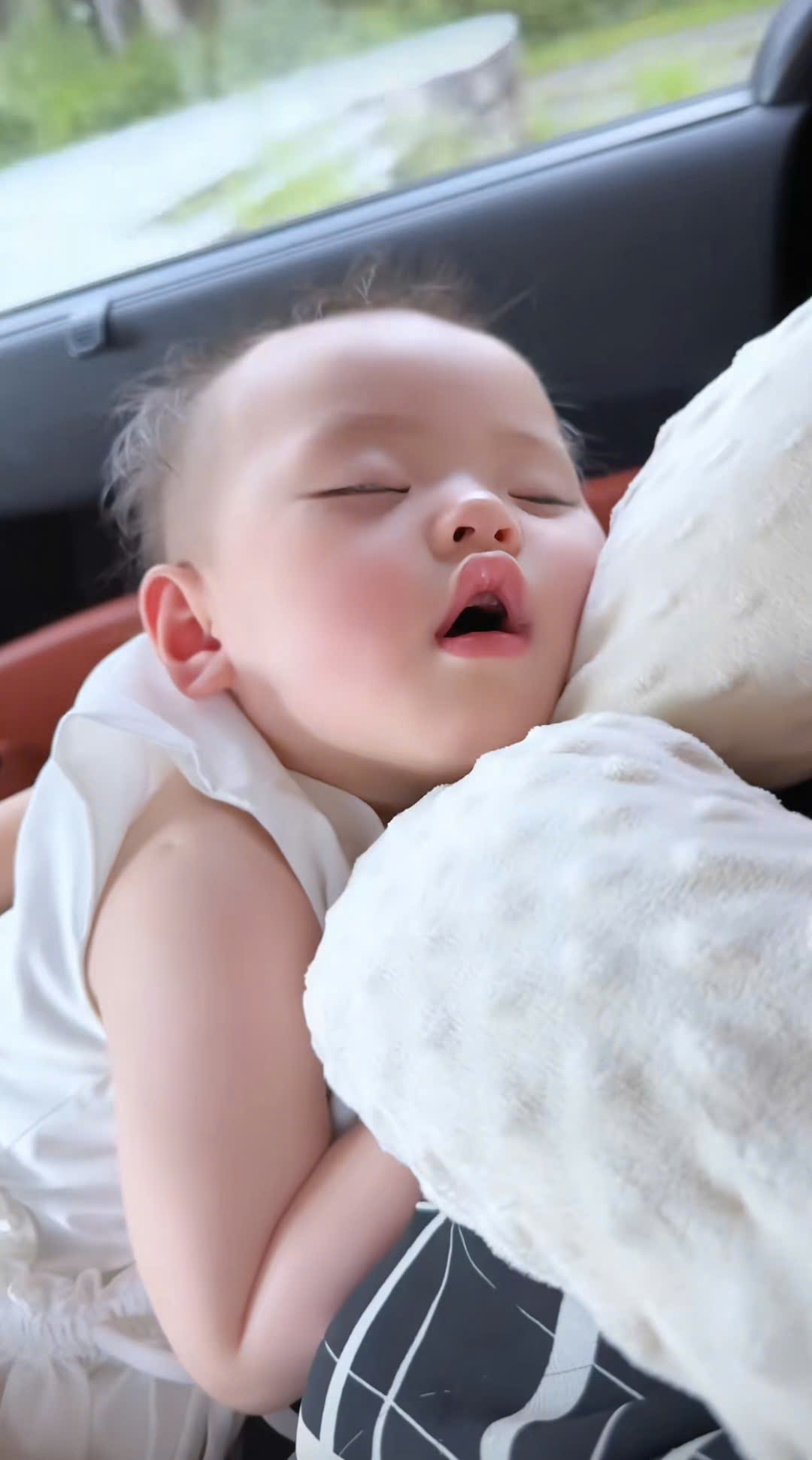 Đưa 2 cô công chúa đi chơi Phú Quốc hàn gắn tình cảm, hot mom Lucie Nguyễn khóc ròng vì rời xa vòng tay chồng trẻ là bão tố- Ảnh 4. Đưa 2 cô công chúa đi chơi Phú Quốc hàn gắn tình cảm, hot mom Lucie Nguyễn khóc ròng vì rời xa vòng tay chồng trẻ là bão tố- Ảnh 4.