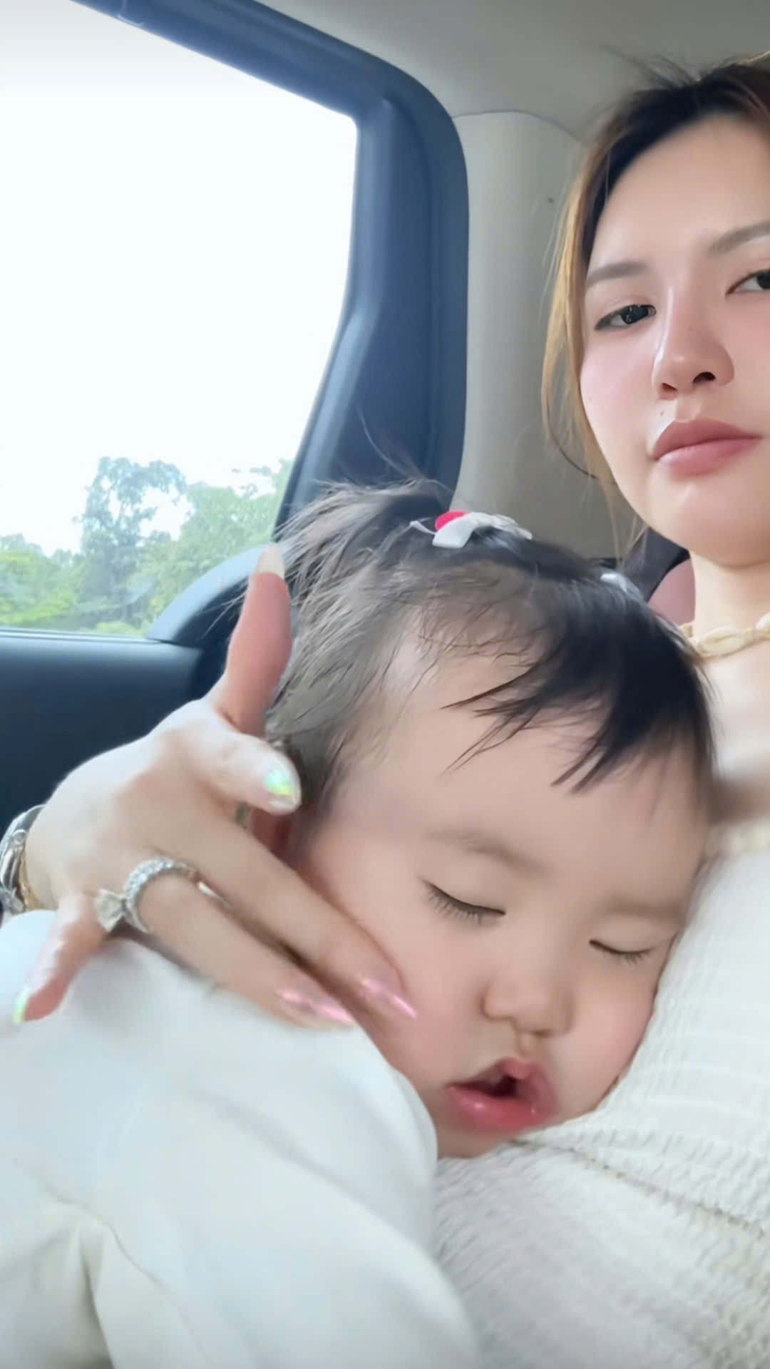 Đưa 2 cô công chúa đi chơi Phú Quốc hàn gắn tình cảm, hot mom Lucie Nguyễn khóc ròng vì rời xa vòng tay chồng trẻ là bão tố- Ảnh 3. Đưa 2 cô công chúa đi chơi Phú Quốc hàn gắn tình cảm, hot mom Lucie Nguyễn khóc ròng vì rời xa vòng tay chồng trẻ là bão tố- Ảnh 3.