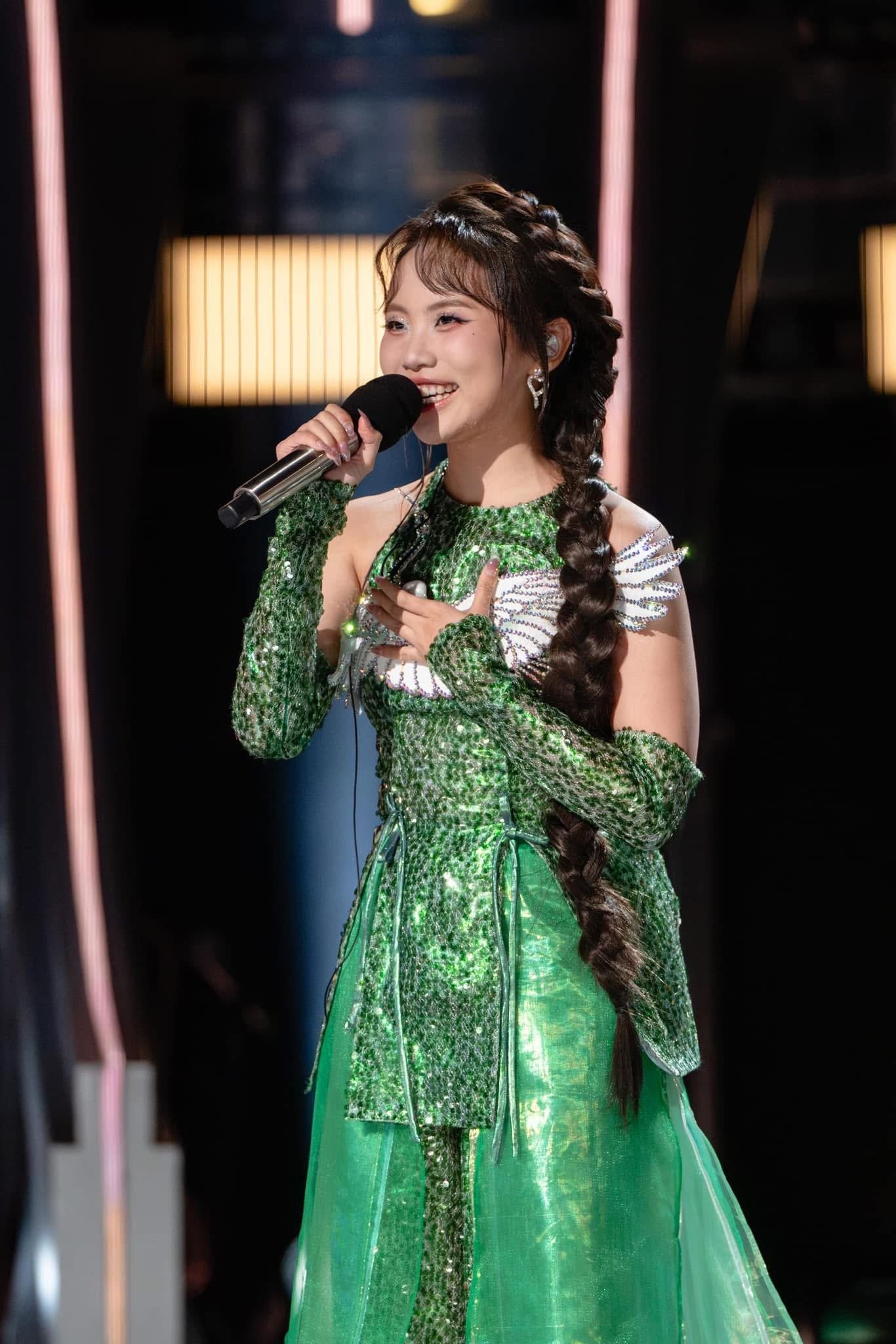 2 tháng Phương Mỹ Chi gây sốt tại show Trung Quốc: Liên tục nghi bị chèn ép và cái kết gây bức xúc!- Ảnh 1.