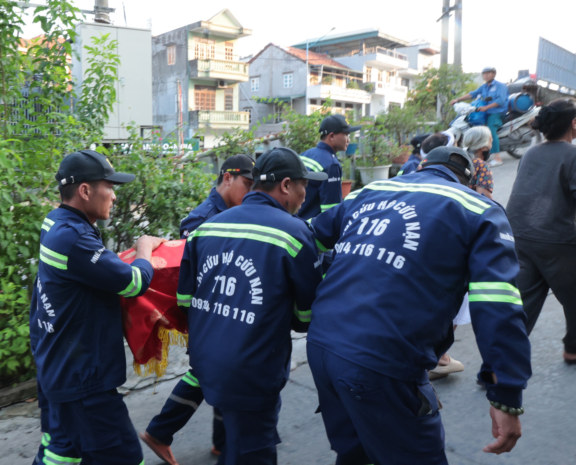 Lễ tang đẫm nước mắt của người cha đơn thân tử nạn khi tắm biển Hòn Gai, để lại con trai khuyết tật và mẹ già - Ảnh 3.