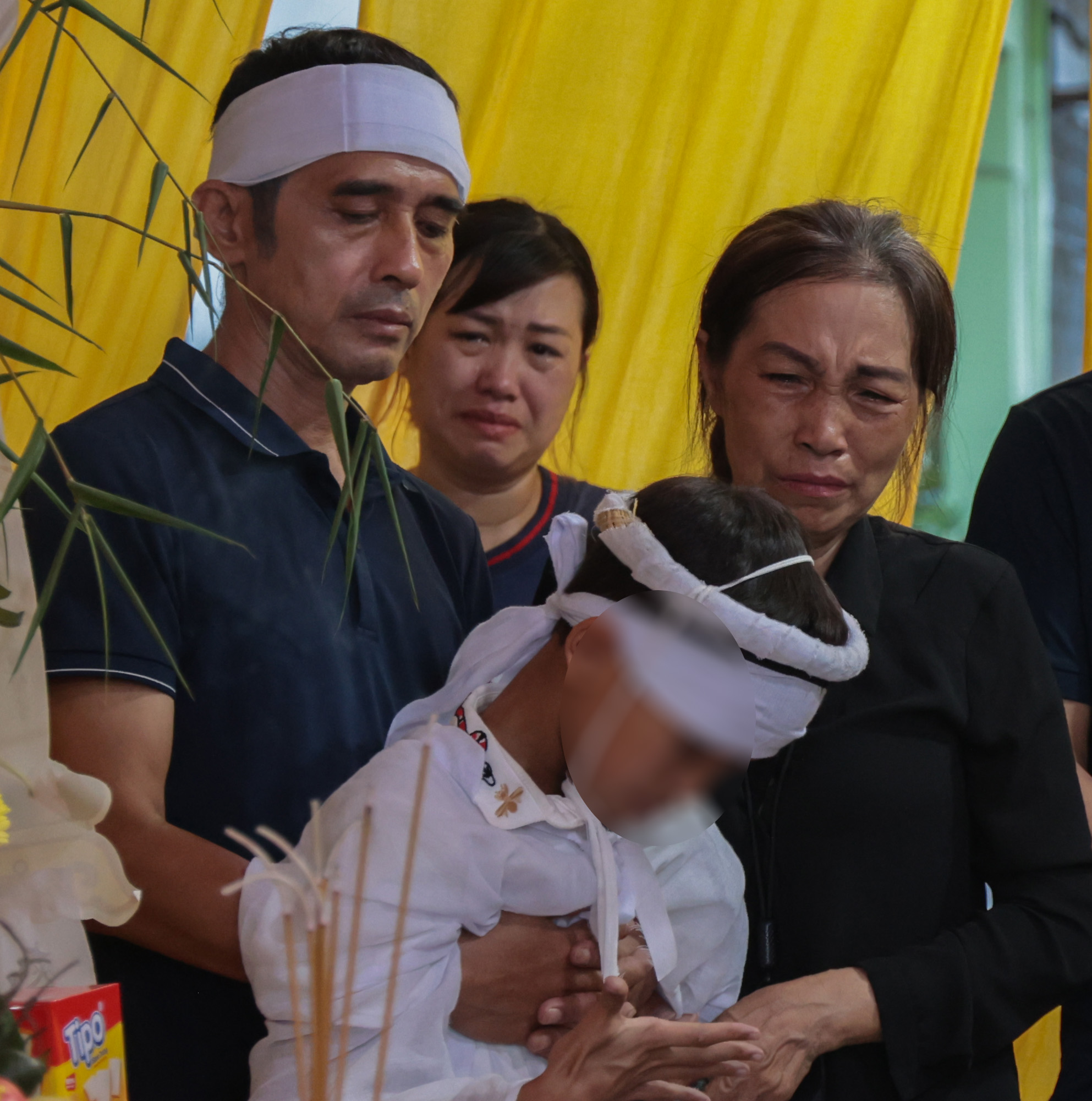 Lễ tang đẫm nước mắt của người cha đơn thân tử nạn khi tắm biển Hòn Gai, để lại con trai khuyết tật và mẹ già - Ảnh 9.