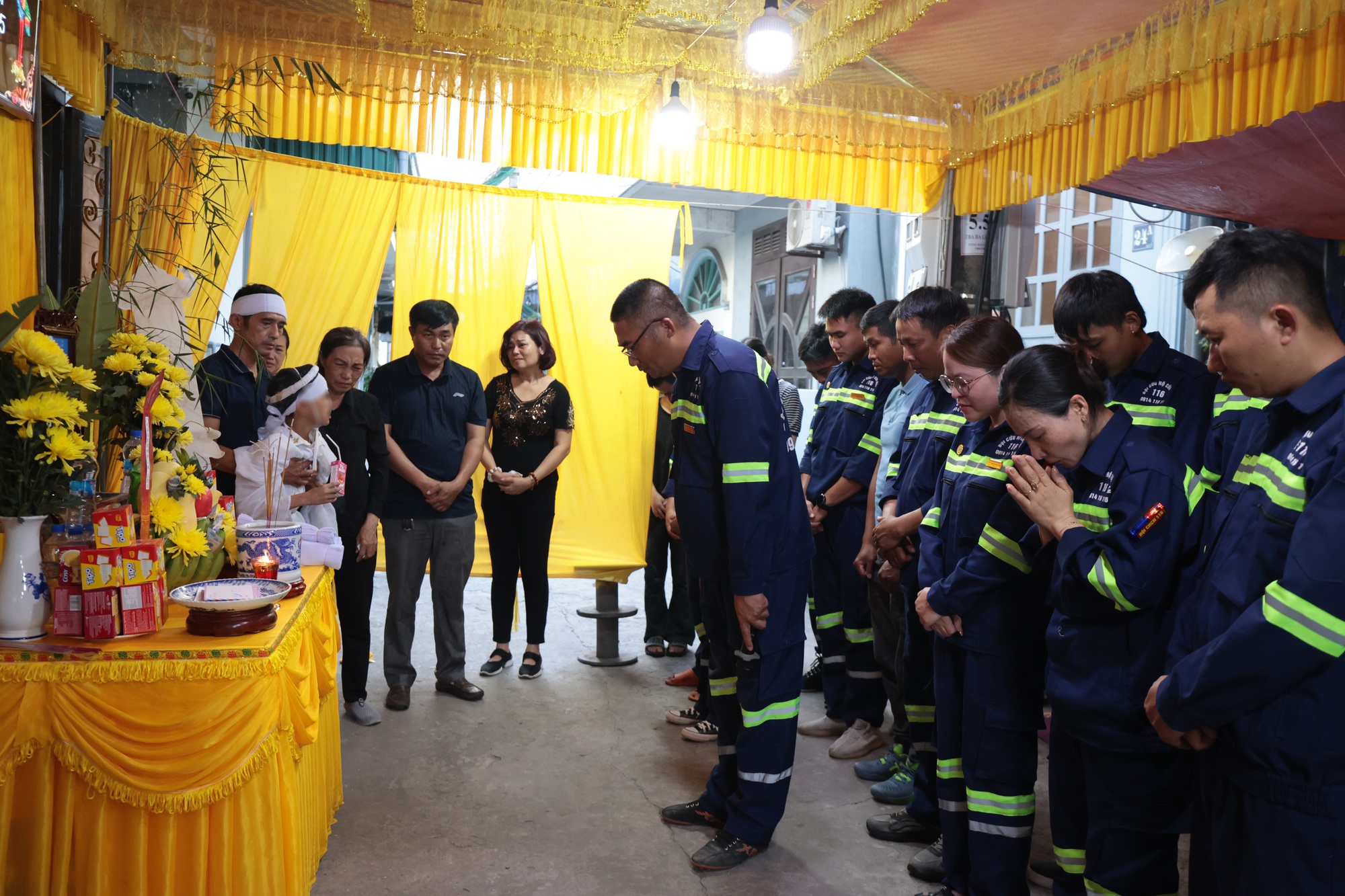 Lễ tang đẫm nước mắt của người cha đơn thân tử nạn khi tắm biển Hòn Gai, để lại con trai khuyết tật và mẹ già - Ảnh 5.