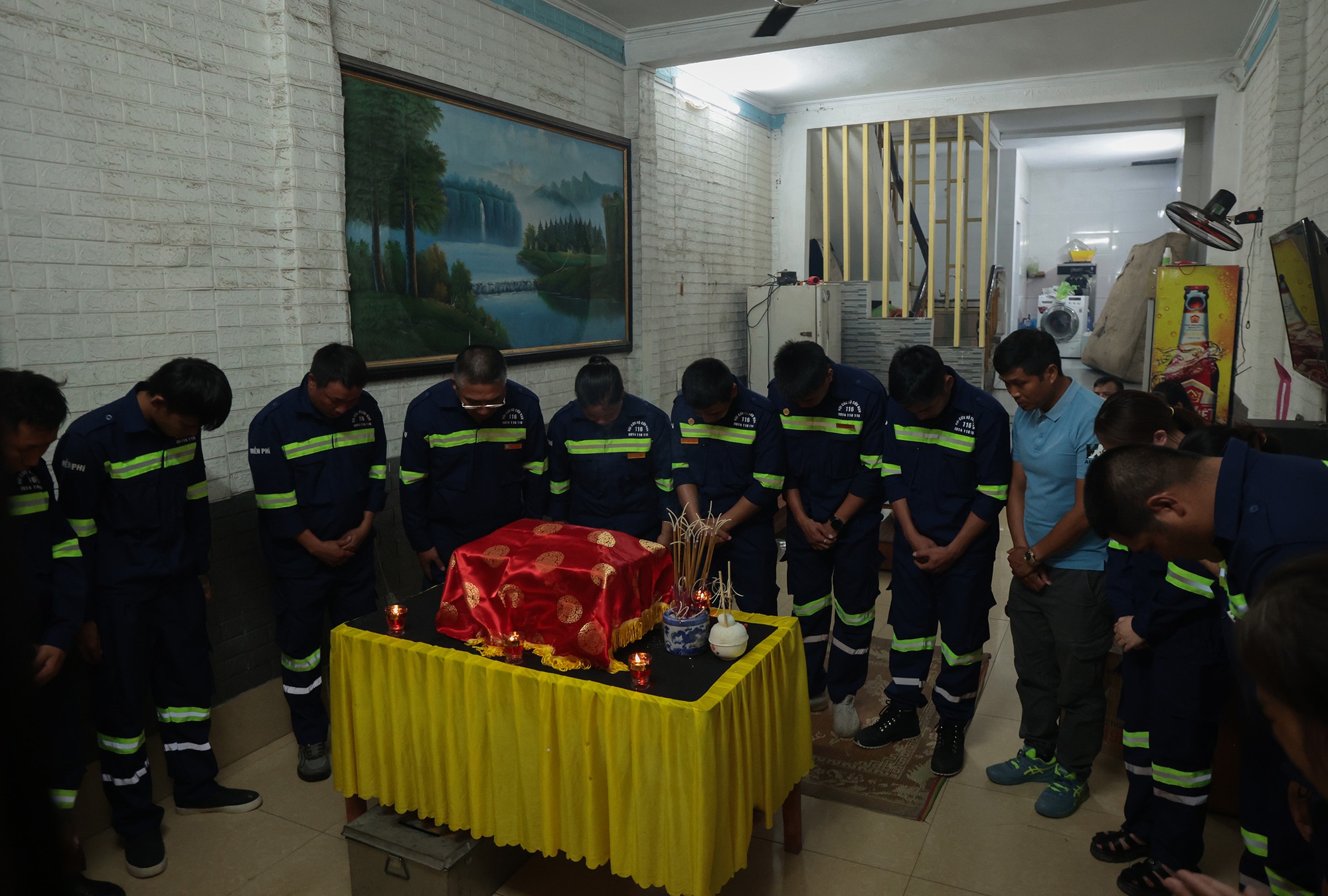 Đội cứu hộ cứu nạn 116 khóc nghẹn trong tang lễ người cha đơn thân tử nạn khi tắm biển Hòn Gai: &quot;Đó là điều cuối cùng chúng tôi có thể làm&quot; - Ảnh 8.