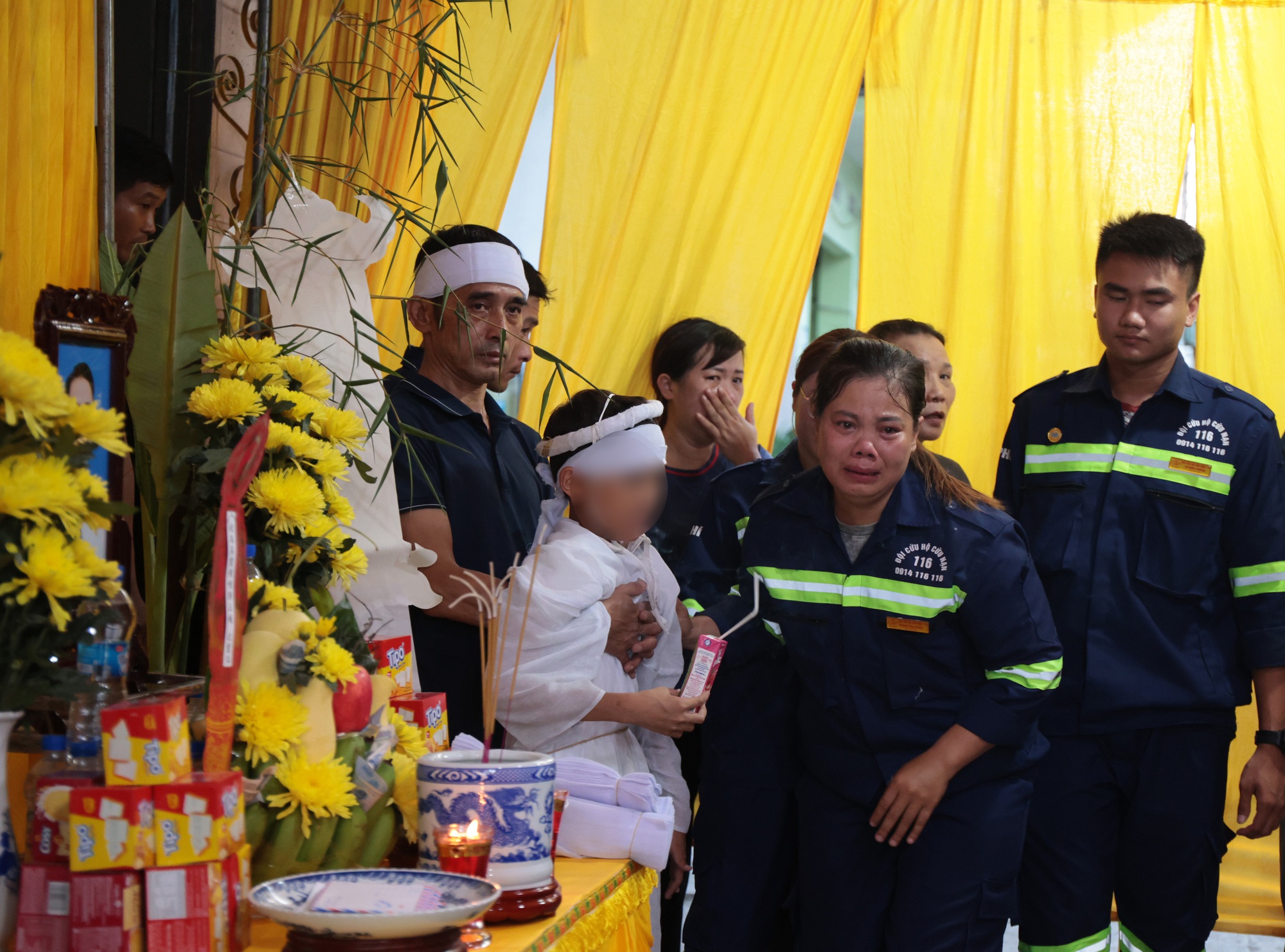 Lễ tang đẫm nước mắt của người cha đơn thân tử nạn khi tắm biển Hòn Gai, để lại con trai khuyết tật và mẹ già - Ảnh 6.