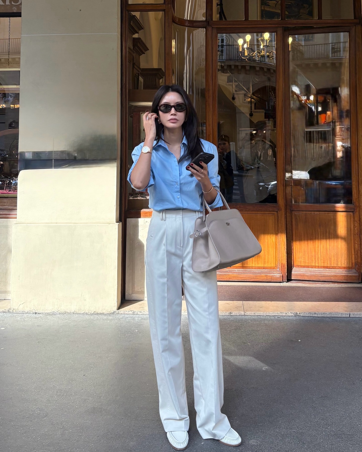 Mặc gì đi làm ngày nắng nóng đỉnh điểm: 10 công thức mát lịm mà vẫn chuẩn thanh lịch - Ảnh 1. Mặc gì đi làm ngày nắng nóng đỉnh điểm: 10 công thức mát lịm mà vẫn chuẩn thanh lịch - Ảnh 1.