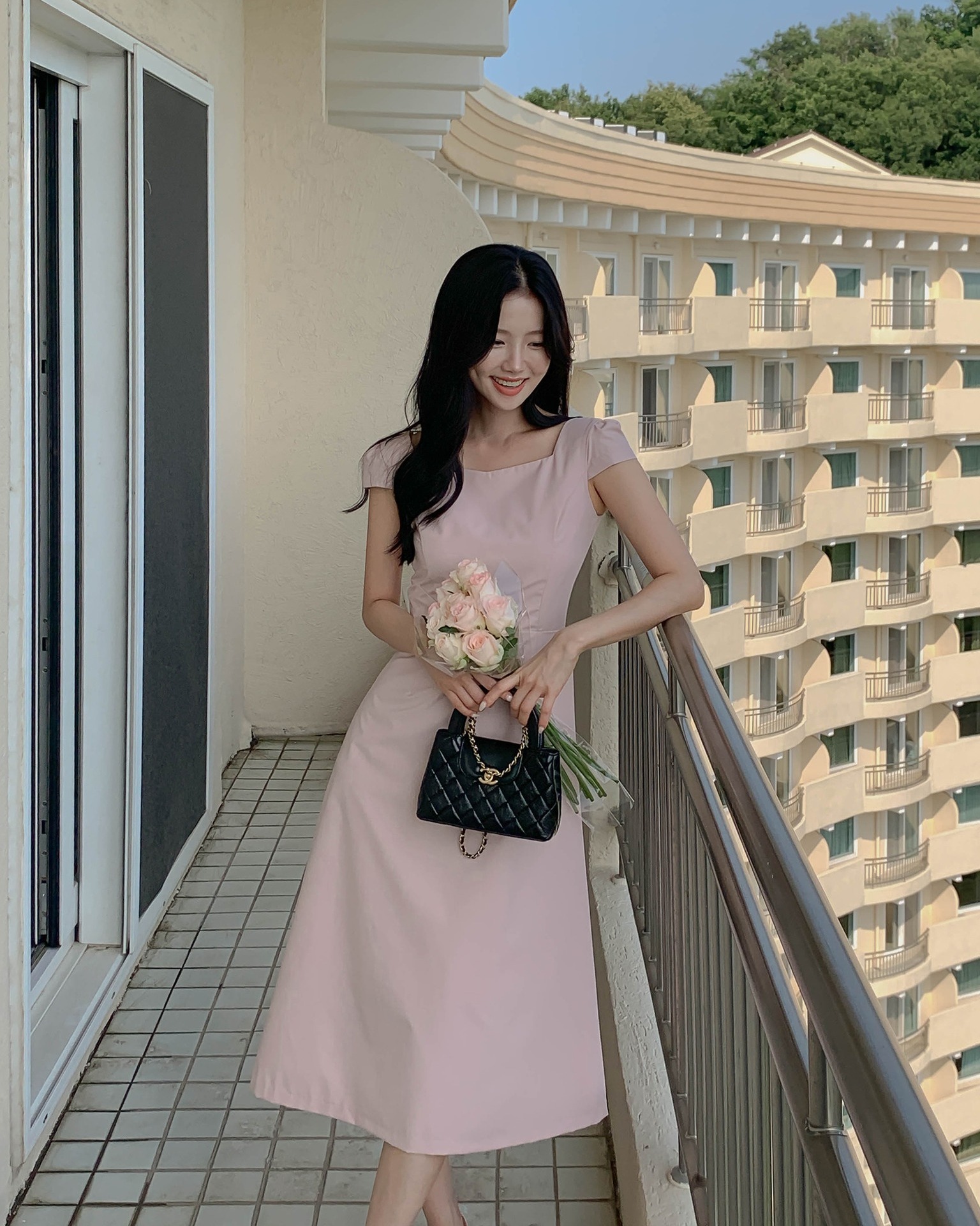 Mặc gì đi làm ngày nắng nóng đỉnh điểm: 10 công thức mát lịm mà vẫn chuẩn thanh lịch - Ảnh 4. Mặc gì đi làm ngày nắng nóng đỉnh điểm: 10 công thức mát lịm mà vẫn chuẩn thanh lịch - Ảnh 4.