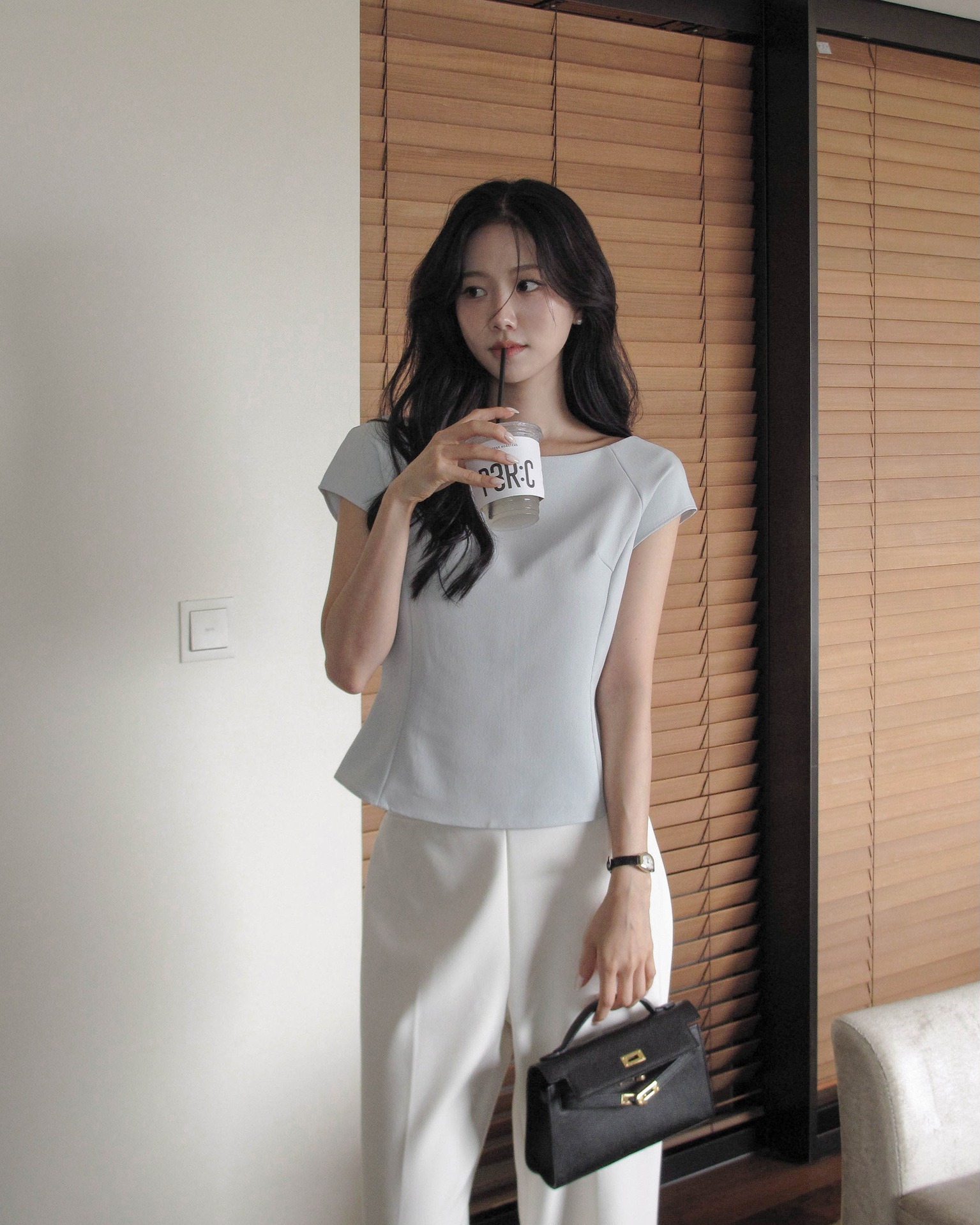 Mặc gì đi làm ngày nắng nóng đỉnh điểm: 10 công thức mát lịm mà vẫn chuẩn thanh lịch - Ảnh 10. Mặc gì đi làm ngày nắng nóng đỉnh điểm: 10 công thức mát lịm mà vẫn chuẩn thanh lịch - Ảnh 10.