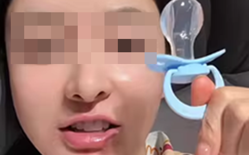 Trào lưu người lớn ngậm núm ti giả đi ngủ gây sốt mạng xã hội Trung Quốc