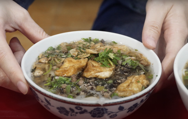 Khách Trung Quốc lần đầu thử món bánh dân dã ở Hà Nội, ngỡ ngàng vì "ngon khủng khiếp" - Ảnh 4. Khách Trung Quốc lần đầu thử món bánh dân dã ở Hà Nội, ngỡ ngàng vì "ngon khủng khiếp" - Ảnh 4.