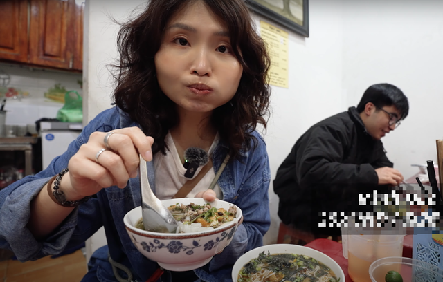 Khách Trung Quốc lần đầu thử món bánh dân dã ở Hà Nội, ngỡ ngàng vì "ngon khủng khiếp" - Ảnh 2. Khách Trung Quốc lần đầu thử món bánh dân dã ở Hà Nội, ngỡ ngàng vì "ngon khủng khiếp" - Ảnh 2.
