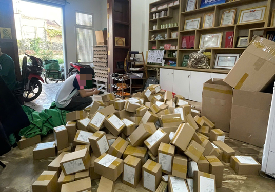 Ngồi bán hàng cả ngày, không vận động, thức khuya, stress vì đơn ế: Đây là 5 căn bệnh âm thầm "đánh gục" người bán hàng online! - Ảnh 1. Ngồi bán hàng cả ngày, không vận động, thức khuya, stress vì đơn ế: Đây là 5 căn bệnh âm thầm "đánh gục" người bán hàng online! - Ảnh 1.