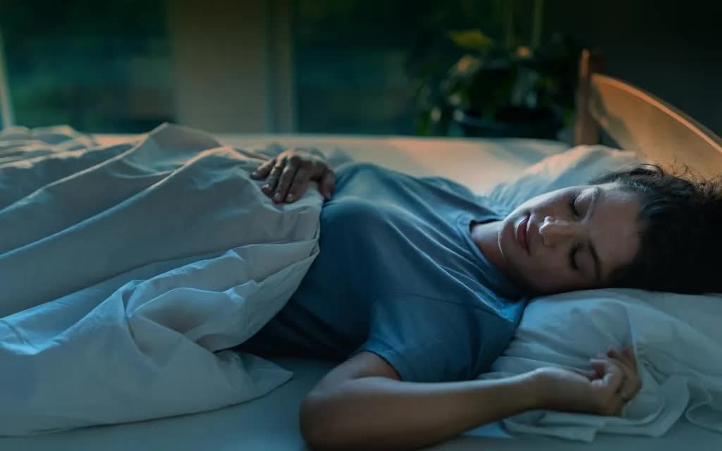 young-pretty-woman-sleeping-bed-96854487-1-41014717370827910250804-29729165870810621994137-1753769647930-17537696530461244965199.jpg