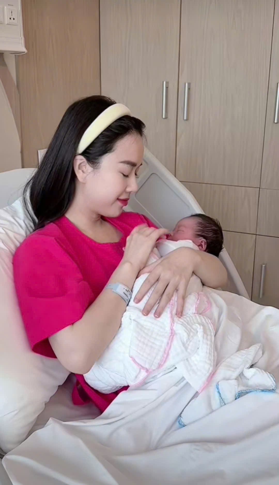 Chi cả trăm triệu chỉ để làm bộ rèm nhưng "phú bà" Ngô Mai Phương vẫn dùng bình sữa 50k cho bé Lipu: Có lý do cả đấy!- Ảnh 1. Chi cả trăm triệu chỉ để làm bộ rèm nhưng "phú bà" Ngô Mai Phương vẫn dùng bình sữa 50k cho bé Lipu: Có lý do cả đấy!- Ảnh 1.