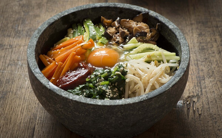 1200px-dolsot-bibimbap-17514485716531937902860-15-0-765-1200-crop-17514485897781378471410-1751508357122-17515083572921450287441.jpg