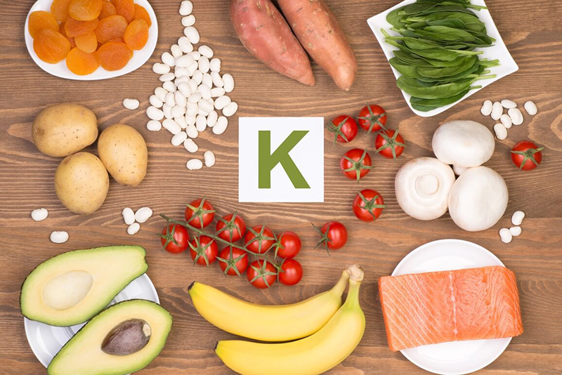 Lý do vitamin K có tác dụng chống lão hóa và dấu hiệu cho thấy bạn đang bị thiếu vitamin này: 2 độ tuổi đặc biệt cần bổ sung- Ảnh 1.