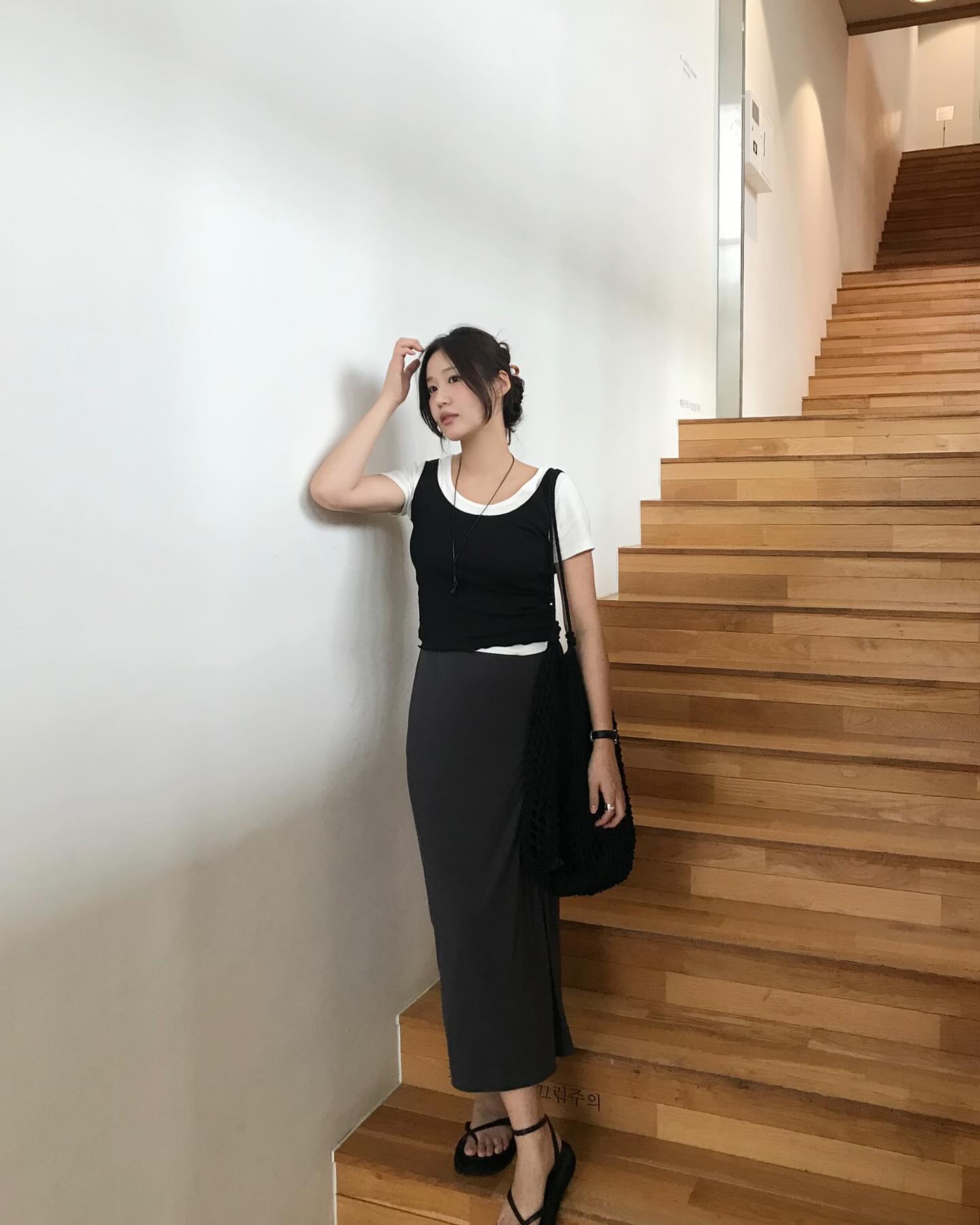 Mặc chân váy dài theo cách tối giản là đẹp nhất: 10 công thức giúp chị em sành điệu xuất sắc mà không cần cố - Ảnh 4. Mặc chân váy dài theo cách tối giản là đẹp nhất: 10 công thức giúp chị em sành điệu xuất sắc mà không cần cố - Ảnh 4.
