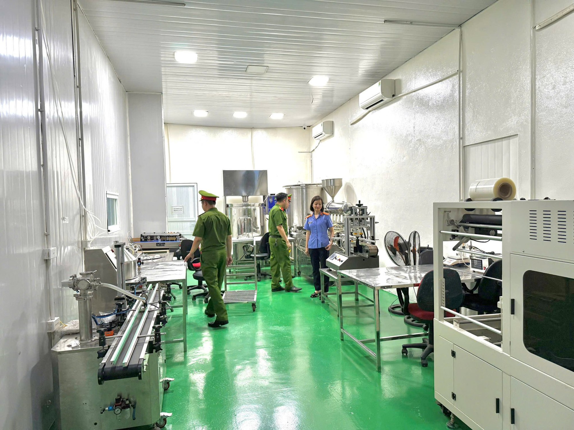 Cận cảnh khám xét Công ty Athena Việt Nam của 'trùm mỹ phẩm giả' Đường Văn Thiết - Ảnh 5.