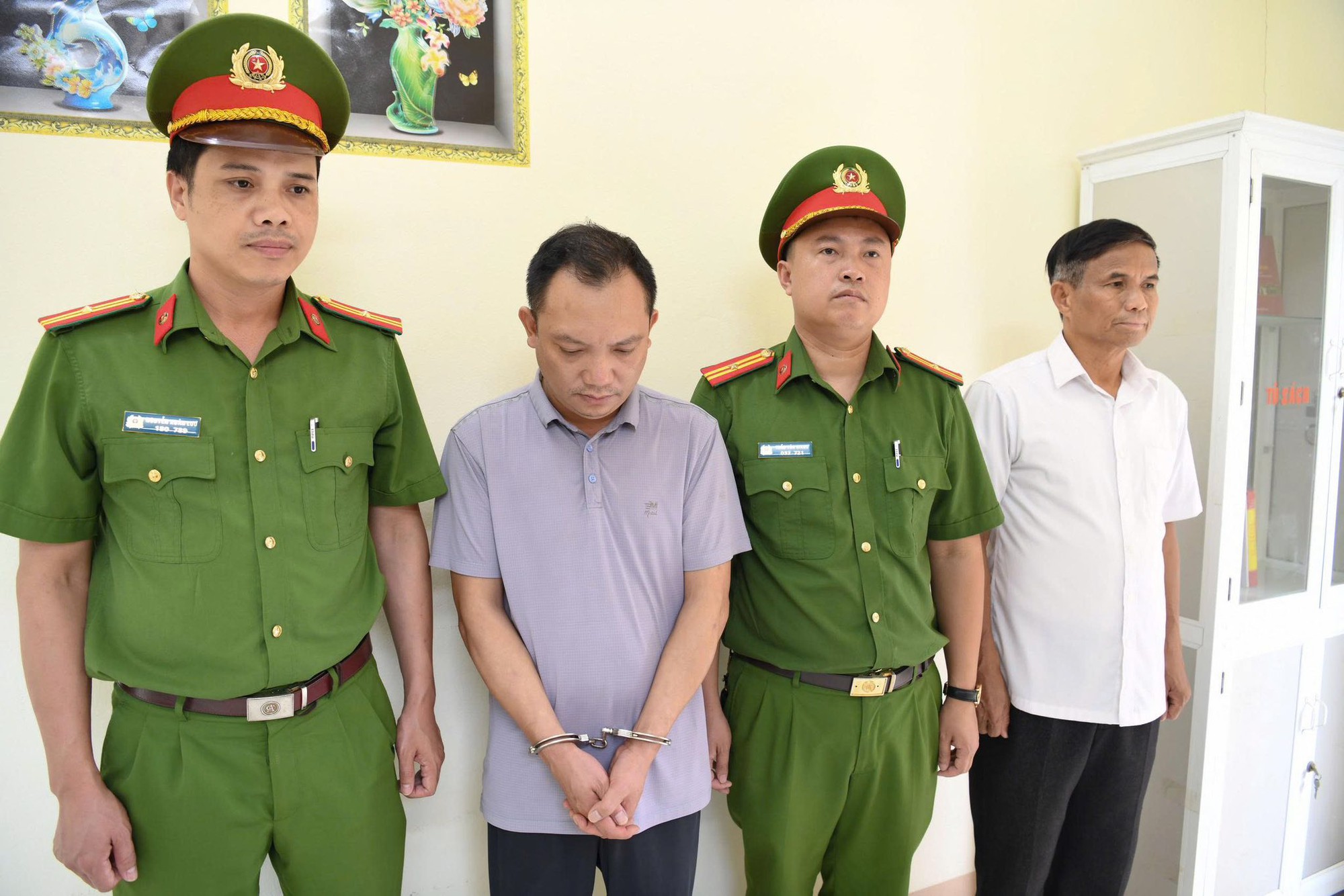 Cận cảnh khám xét Công ty Athena Việt Nam của 'trùm mỹ phẩm giả' Đường Văn Thiết - Ảnh 2.