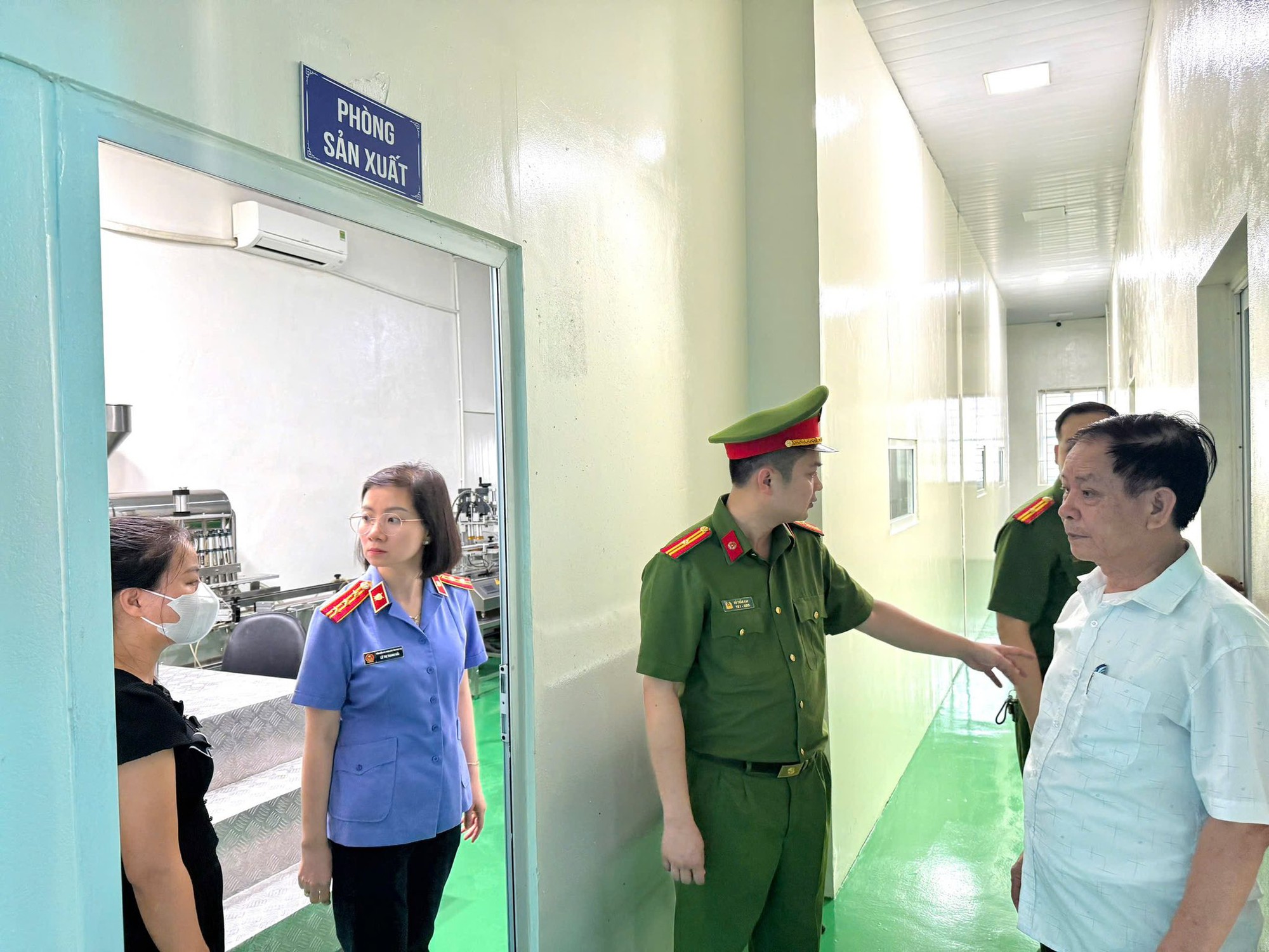 Cận cảnh khám xét Công ty Athena Việt Nam của 'trùm mỹ phẩm giả' Đường Văn Thiết - Ảnh 3.