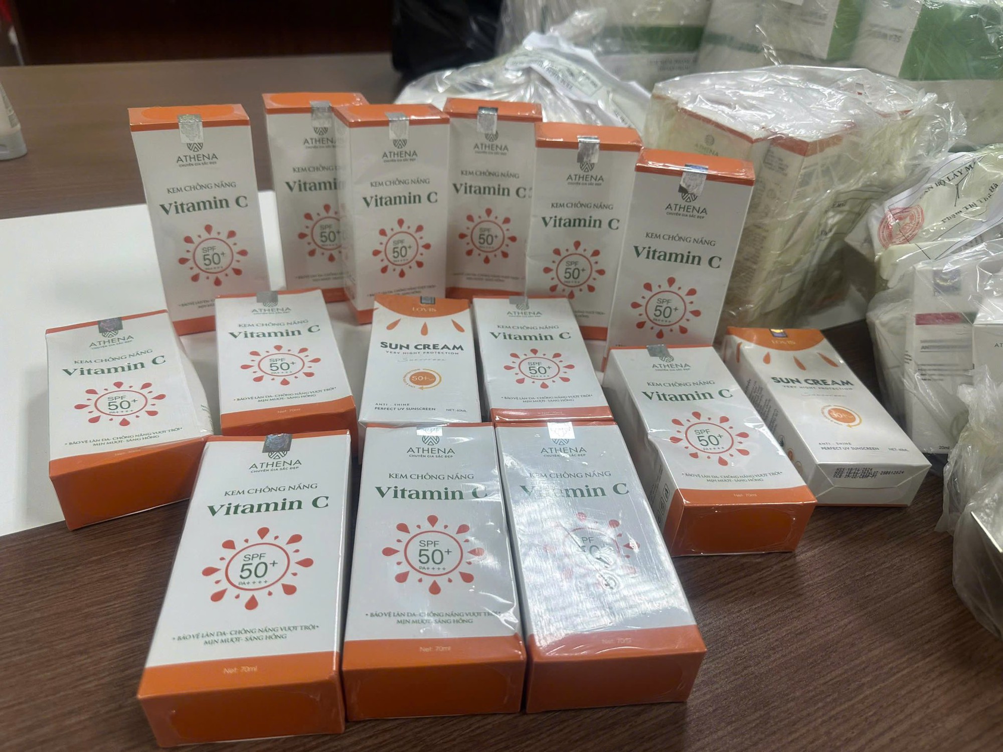 Cận cảnh khám xét Công ty Athena Việt Nam của 'trùm mỹ phẩm giả' Đường Văn Thiết - Ảnh 9.