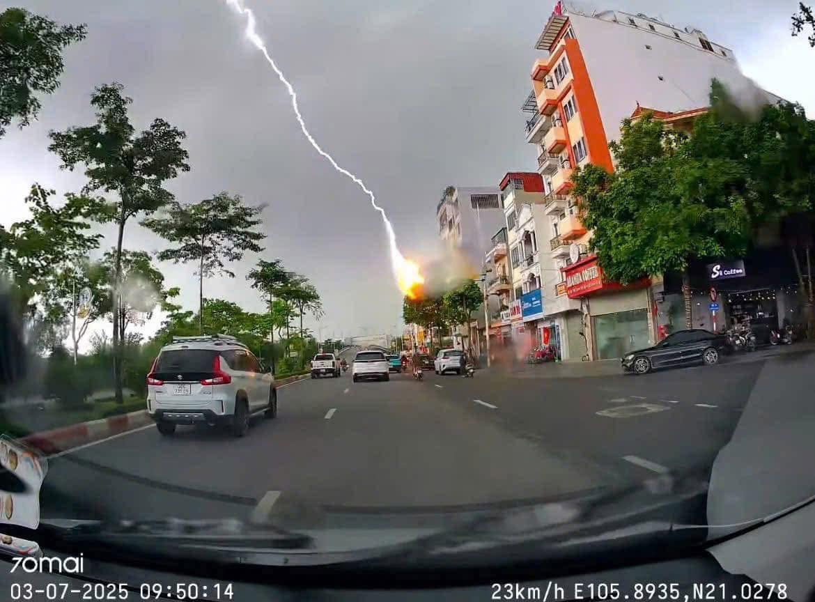 Cảnh tượng đáng sợ khi tia sét đánh thẳng vào một ngôi nhà ở Hà Nội: Người chứng kiến nói gì? - Ảnh 1. Cảnh tượng đáng sợ khi tia sét đánh thẳng vào một ngôi nhà ở Hà Nội: Người chứng kiến nói gì? - Ảnh 1.