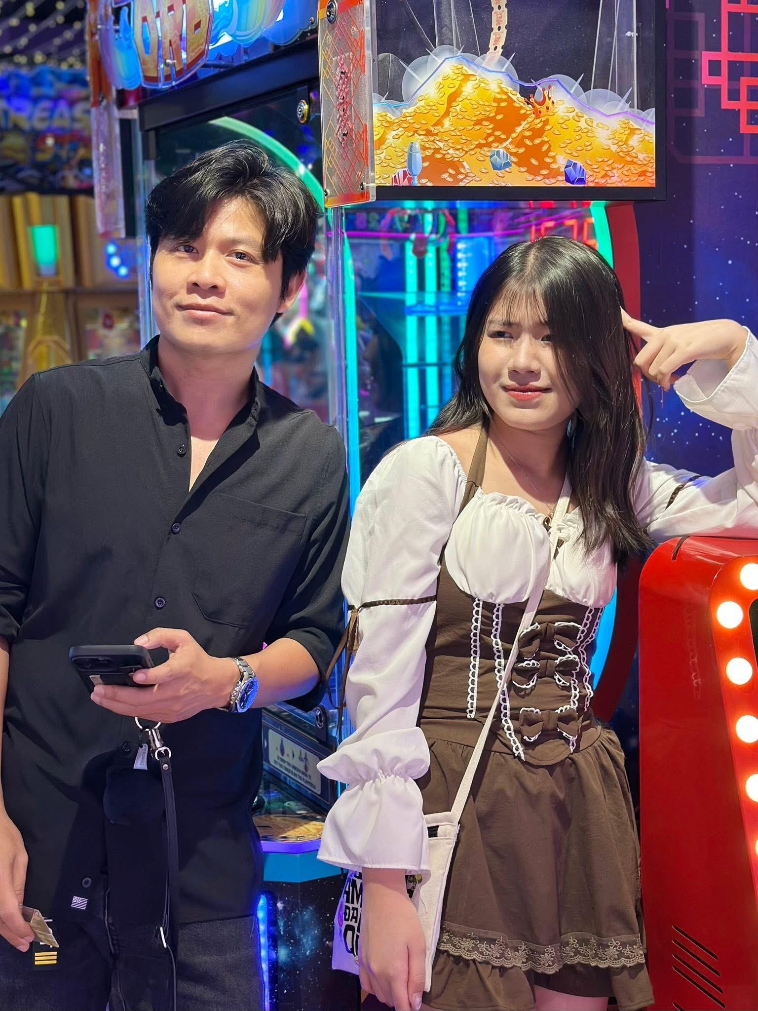 Bất ngờ tiễn con gái Suri sang Úc du học, NS Nguyễn Văn Chung đau lòng vì sự cố xảy ra ngay trước giờ bay- Ảnh 3.