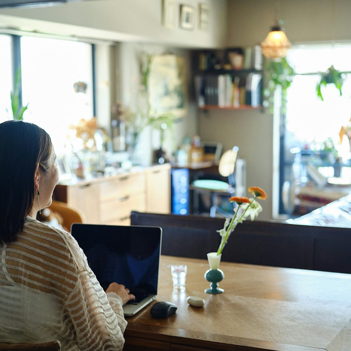 Người phụ nữ trung niên bỏ phố về quê, sống trong ngôi nhà gỗ cũ: “Tôi không còn là cỗ máy, mà là chính mình” - Ảnh 2. Người phụ nữ trung niên bỏ phố về quê, sống trong ngôi nhà gỗ cũ: “Tôi không còn là cỗ máy, mà là chính mình” - Ảnh 2.