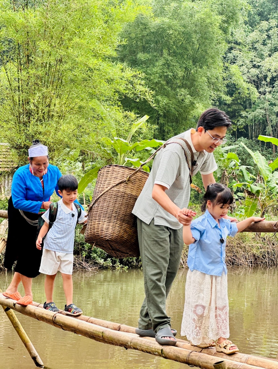 "Cha con vạn dặm" mùa 2: Những nhân vật bố con đầu tiên lộ diện - Ảnh 3. "Cha con vạn dặm" mùa 2: Những nhân vật bố con đầu tiên lộ diện - Ảnh 3.