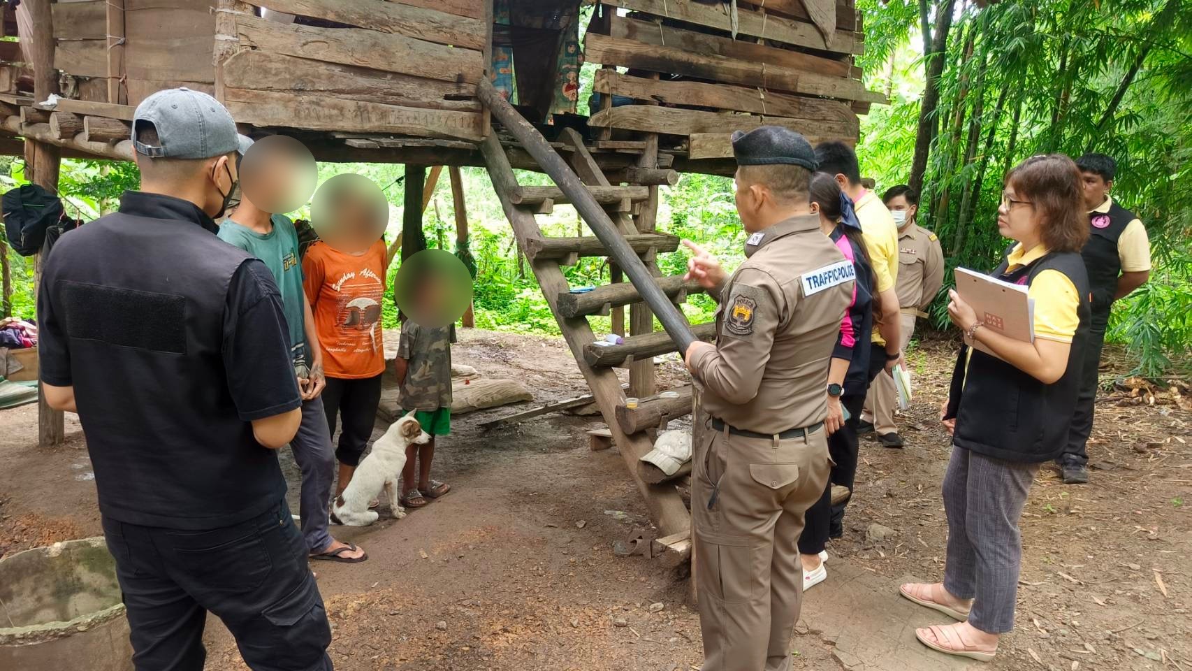 Chấn động: Bị mẹ bỏ rơi, bé trai 8 tuổi sống cùng đàn chó, còn không biết nói chuyện như người - Ảnh 2.