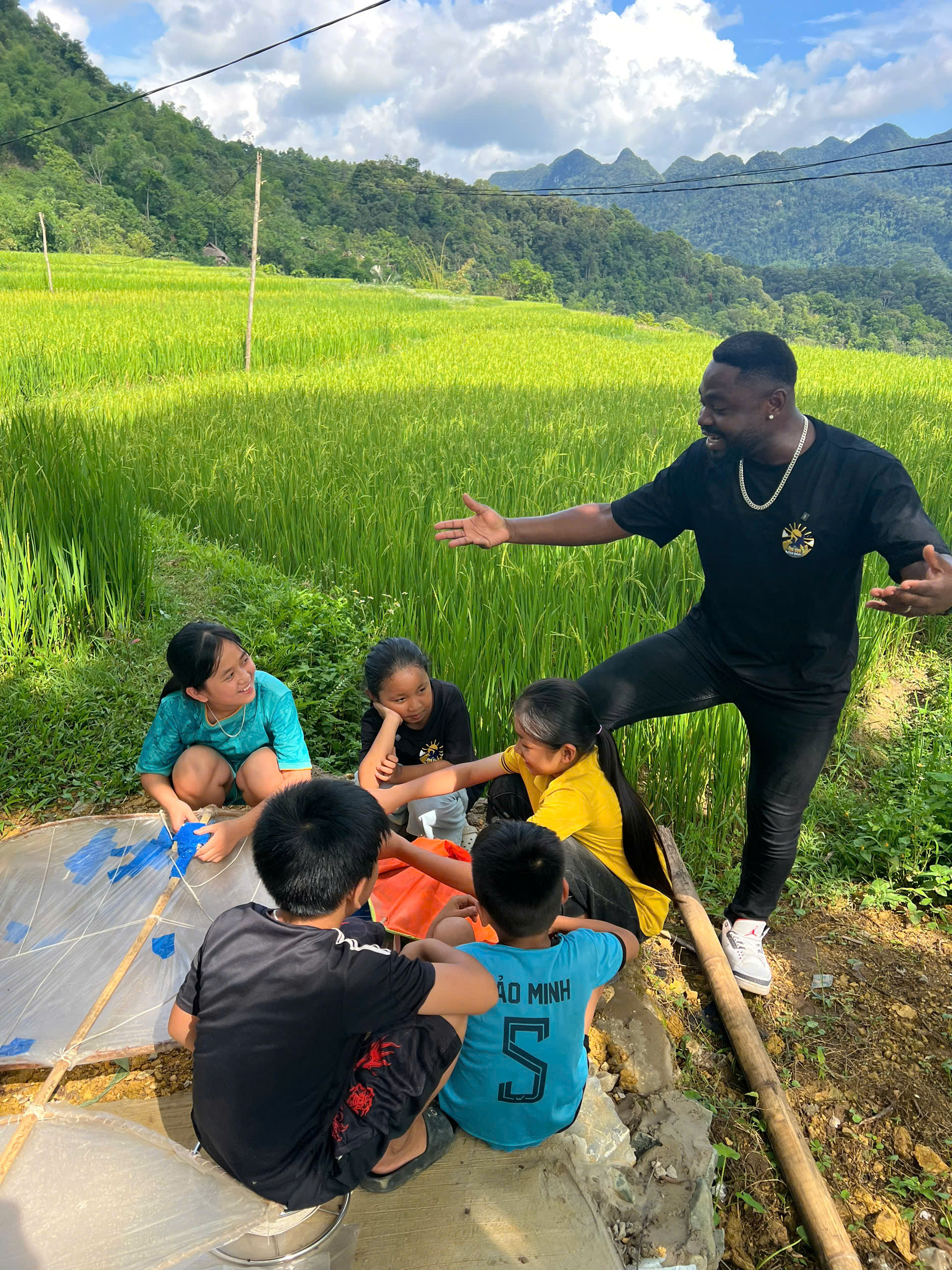 "Cha con vạn dặm" mùa 2: Những nhân vật bố con đầu tiên lộ diện - Ảnh 2. "Cha con vạn dặm" mùa 2: Những nhân vật bố con đầu tiên lộ diện - Ảnh 2.