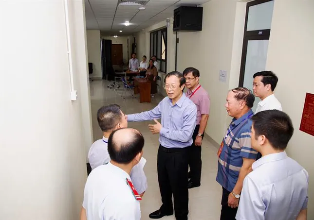 Thứ trưởng Giáo dục 'vi hành', chấm thi tốt nghiệp sẽ ra sao? - Ảnh 1. Thứ trưởng Giáo dục 'vi hành', chấm thi tốt nghiệp sẽ ra sao? - Ảnh 1.