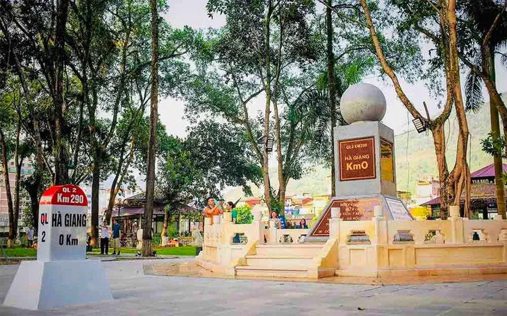 Cột mốc 0km và Km0 Hà Giang là địa điểm thu hút khách du lịch trong và ngoài nước mỗi khi đặt chân đến Hà Giang (cũ). Cột mốc 0km và Km0 Hà Giang là địa điểm thu hút khách du lịch trong và ngoài nước mỗi khi đặt chân đến Hà Giang (cũ).
