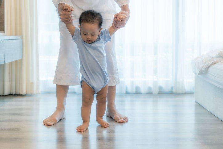 Các mẹ rỉ tai nhau &quot;mẹo&quot; cho con tập đi bằng cách cầm 2 quả chanh: Thực hư ra sao?- Ảnh 2.