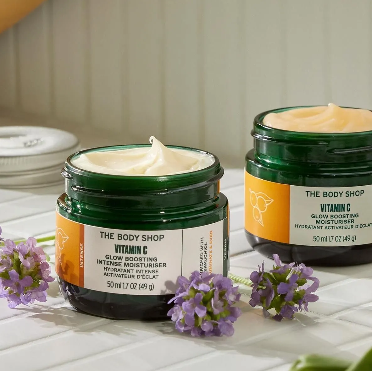 Phụ nữ ngoài 30 tuổi rất cần 5 lọ kem dưỡng vitamin C dưỡng ẩm, làm sáng và ngừa lão hóa này - Ảnh 6. Phụ nữ ngoài 30 tuổi rất cần 5 lọ kem dưỡng vitamin C dưỡng ẩm, làm sáng và ngừa lão hóa này - Ảnh 6.