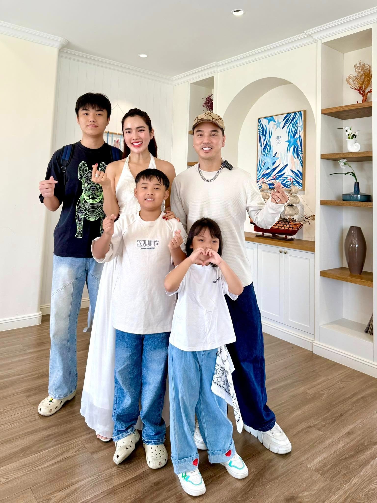 Ưng Hoàng Phúc thương con riêng của vợ như con ruột, cho con đi du học Mỹ khi đủ 18 tuổi- Ảnh 4. Ưng Hoàng Phúc thương con riêng của vợ như con ruột, cho con đi du học Mỹ khi đủ 18 tuổi- Ảnh 4.