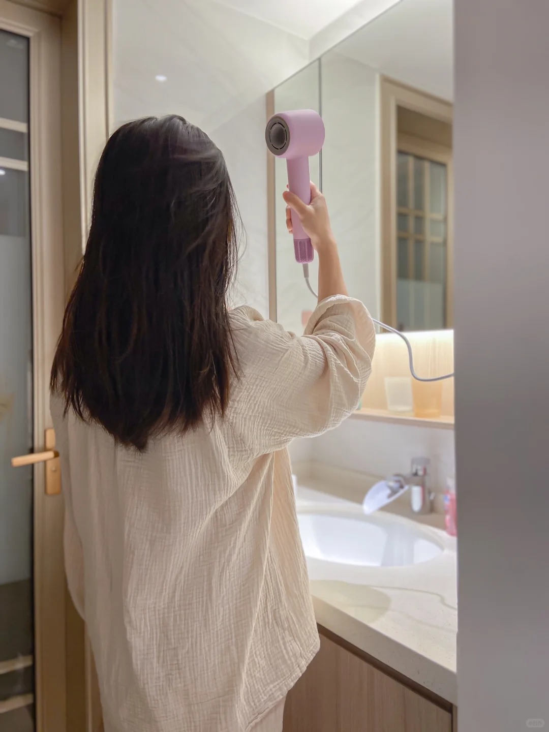Bí kíp &quot;sấy tóc ngược&quot; của thợ làm tóc để tóc vào nếp mà vẫn chắc khỏe tự nhiên - Ảnh 3.