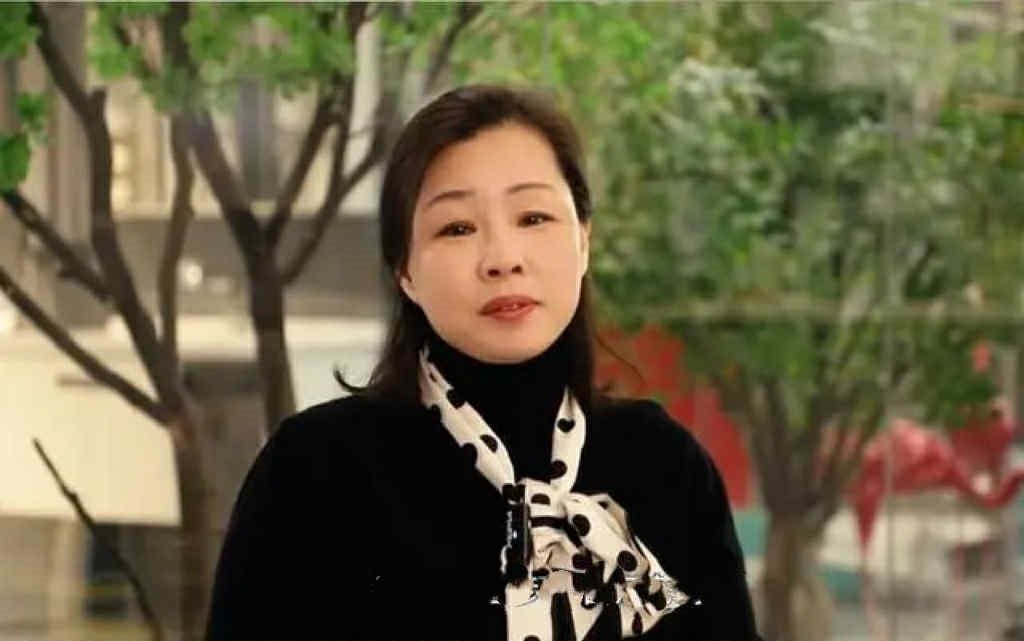 Nữ hoàng BĐS từng tuyên bố "tiền như có chân, tự chảy vào túi tôi", 9 năm sau ôm nợ hơn 109 tỷ đồng, livestream than nghèo trong phòng trọ khiến ai cũng ngao ngán - Ảnh 1. Nữ hoàng BĐS từng tuyên bố "tiền như có chân, tự chảy vào túi tôi", 9 năm sau ôm nợ hơn 109 tỷ đồng, livestream than nghèo trong phòng trọ khiến ai cũng ngao ngán - Ảnh 1.