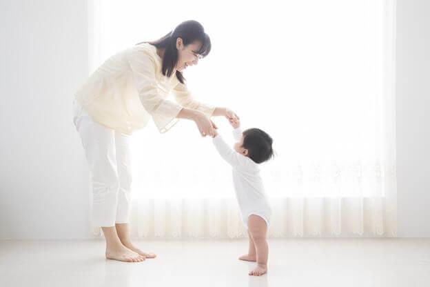 Các mẹ rỉ tai nhau &quot;mẹo&quot; cho con tập đi bằng cách cầm 2 quả chanh: Thực hư ra sao?- Ảnh 3.