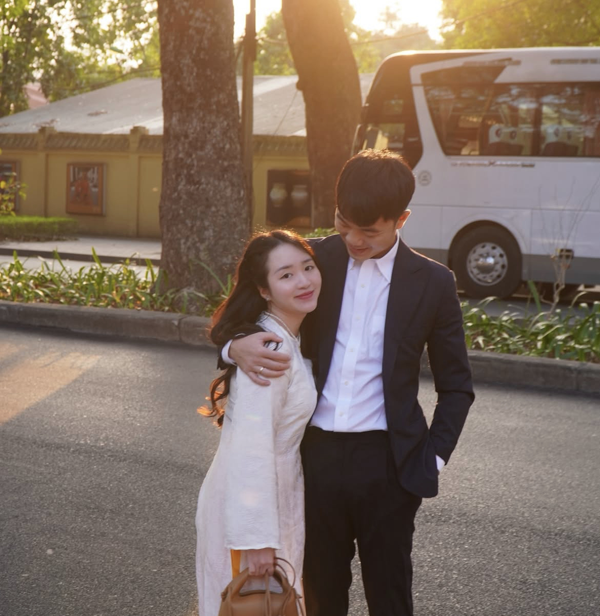 Hiếm hoi mới thấy Lương Xuân Trường đăng ảnh chụp cùng &quot;bình rượu mơ&quot;, 2 cha con đáng yêu đến mức ai cũng muốn đẻ ngay cô con gái- Ảnh 1.