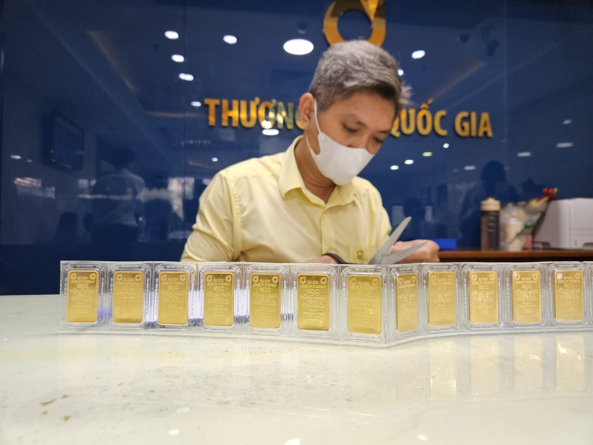 Giá vàng SJC và vàng nhẫn tăng trở lại theo xu hướng thế giới - Ảnh 2.