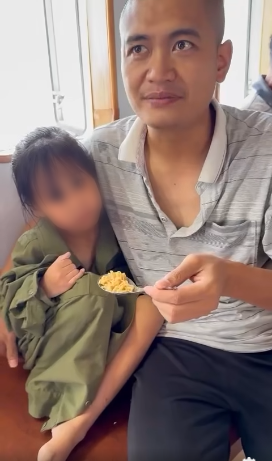 Hai cha con ở Nghệ An bị sóng cuốn mất tích trên biển, lênh đênh suốt 13 giờ: Được tàu hàng tìm thấy ở nơi bất ngờ - Ảnh 5. Hai cha con ở Nghệ An bị sóng cuốn mất tích trên biển, lênh đênh suốt 13 giờ: Được tàu hàng tìm thấy ở nơi bất ngờ - Ảnh 5.