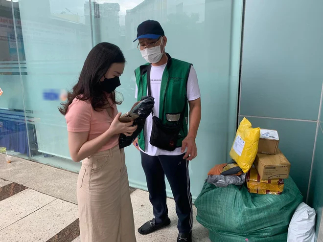 Nghề tay trái hái ra tiền chốn công sở: Chị lao công thành shipper chuyên nghiệp, sảnh văn phòng thành 'xóm chợ online' - Ảnh 2.