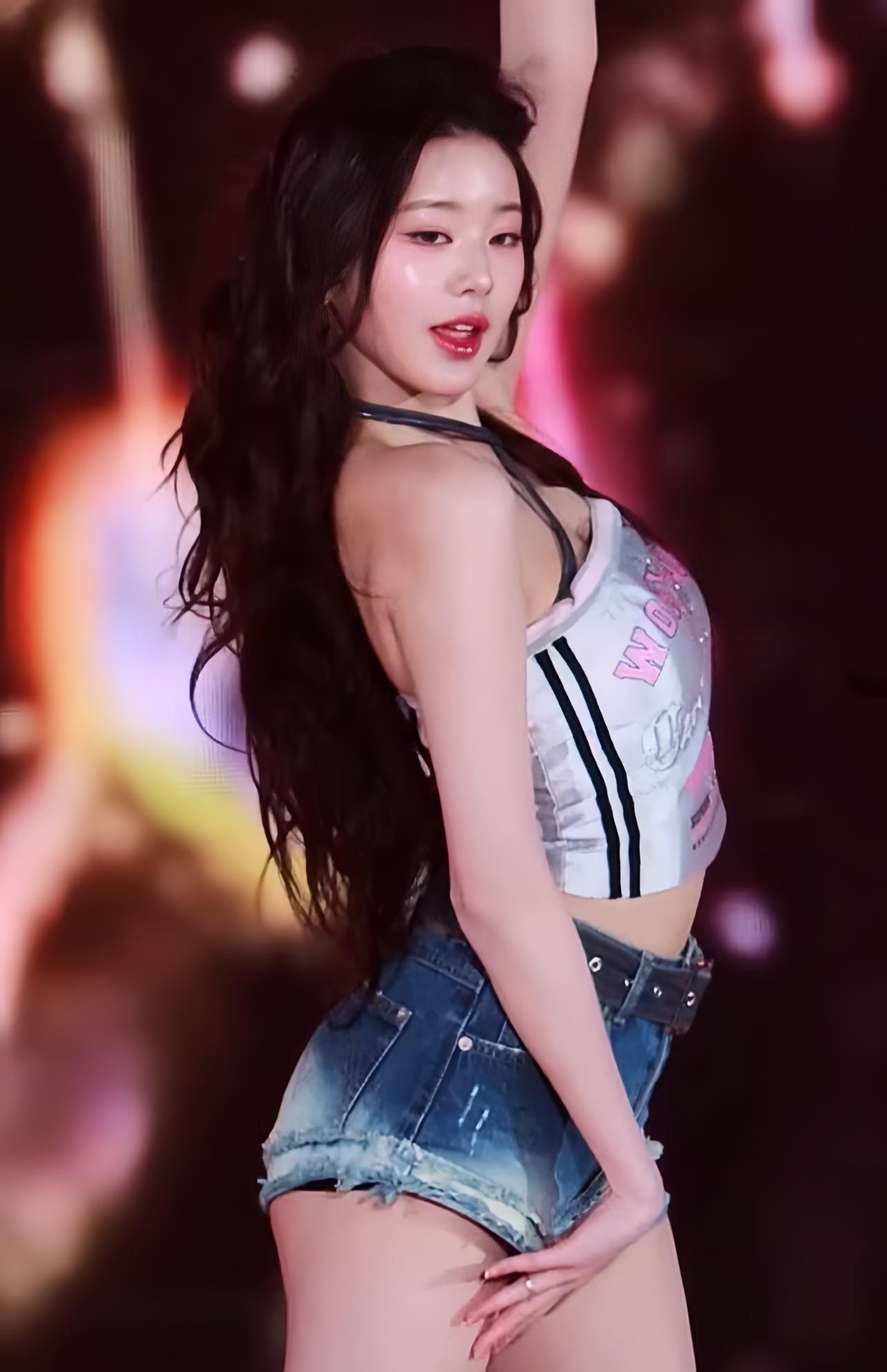 Sexy hay phản cảm? Lại thêm 1 outfit siêu ngắn gây tranh cãi của Kpop- Ảnh 13. Sexy hay phản cảm? Lại thêm 1 outfit siêu ngắn gây tranh cãi của Kpop- Ảnh 13.