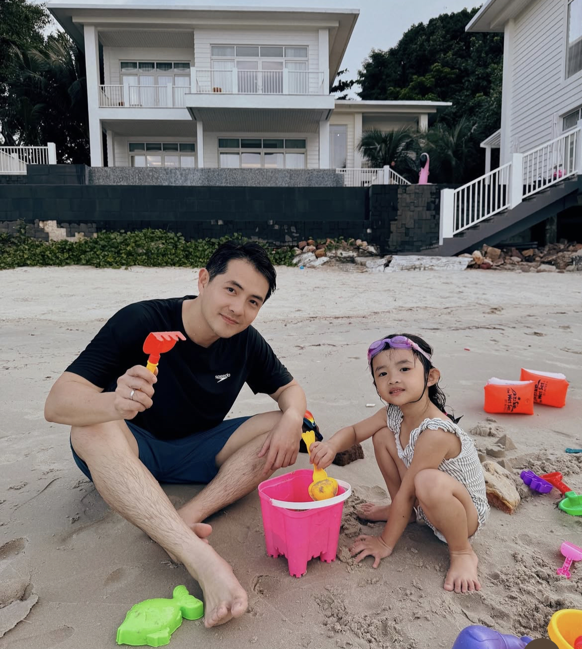Bé út Hannie nhà Đông Nhi được khen xinh như tiểu tiên cá ở Phú Quốc, khoe chiếc bụng Bé út Hannie nhà Đông Nhi được khen xinh như tiểu tiên cá ở Phú Quốc, khoe chiếc bụng