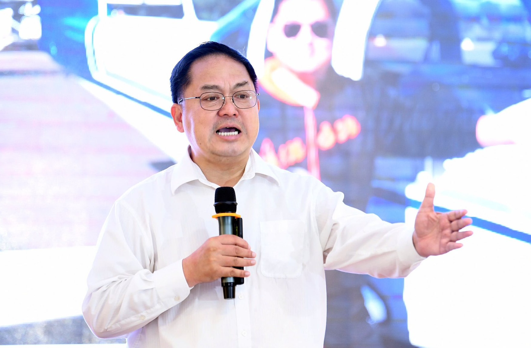Những hình ảnh đời thường gần gũi, luôn sống hết mình của ông Hoàng Nam Tiến - Ảnh 4. Những hình ảnh đời thường gần gũi, luôn sống hết mình của ông Hoàng Nam Tiến - Ảnh 4.