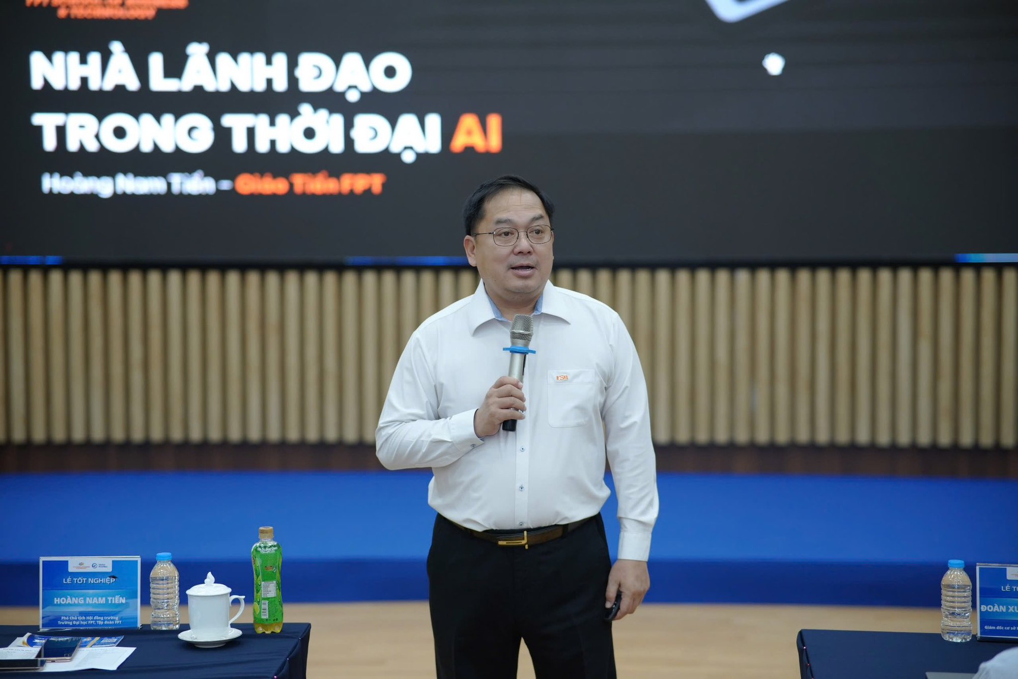 Những hình ảnh đời thường gần gũi, luôn sống hết mình của ông Hoàng Nam Tiến - Ảnh 5. Những hình ảnh đời thường gần gũi, luôn sống hết mình của ông Hoàng Nam Tiến - Ảnh 5.