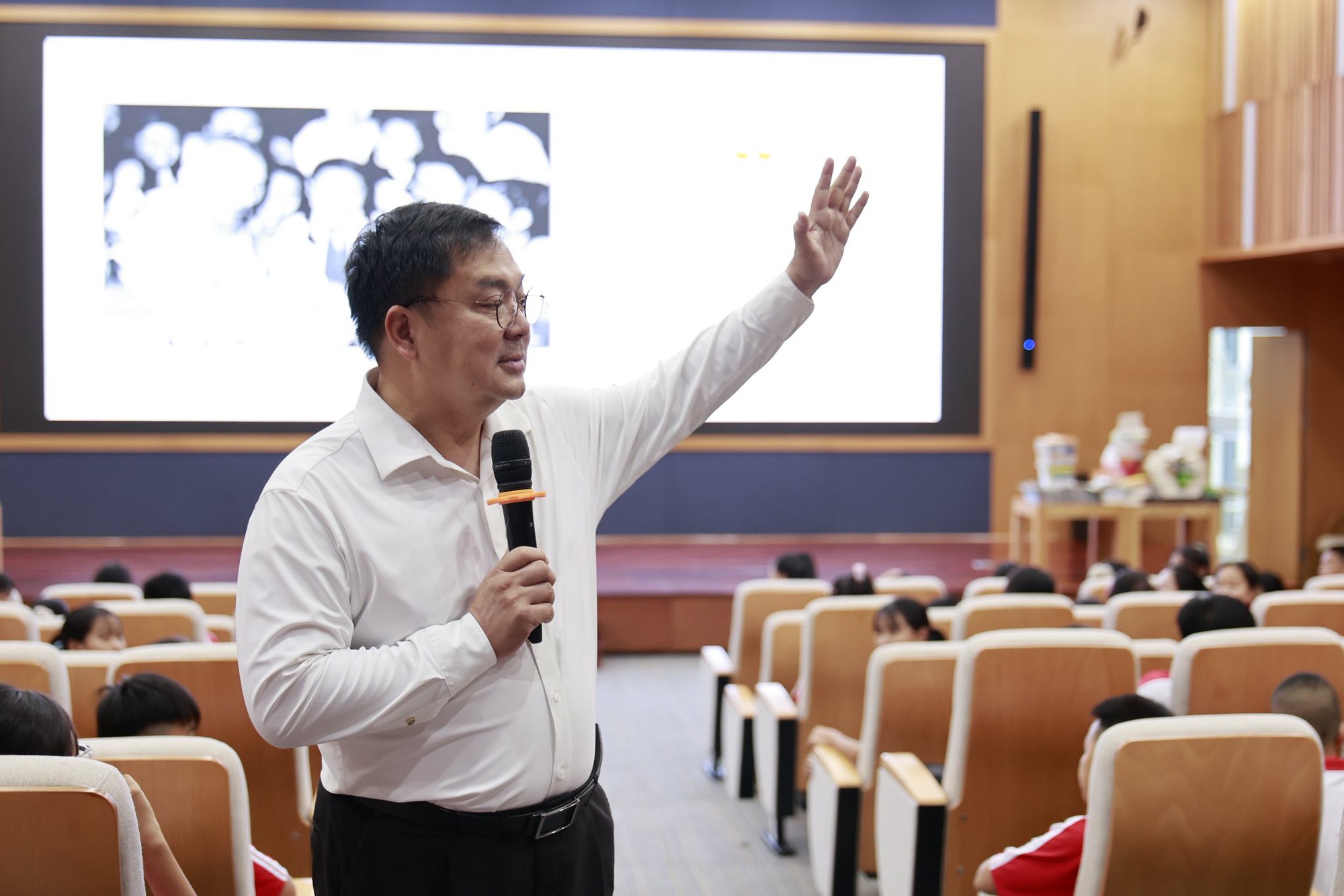 Những hình ảnh đời thường gần gũi, luôn sống hết mình của ông Hoàng Nam Tiến - Ảnh 3. Những hình ảnh đời thường gần gũi, luôn sống hết mình của ông Hoàng Nam Tiến - Ảnh 3.