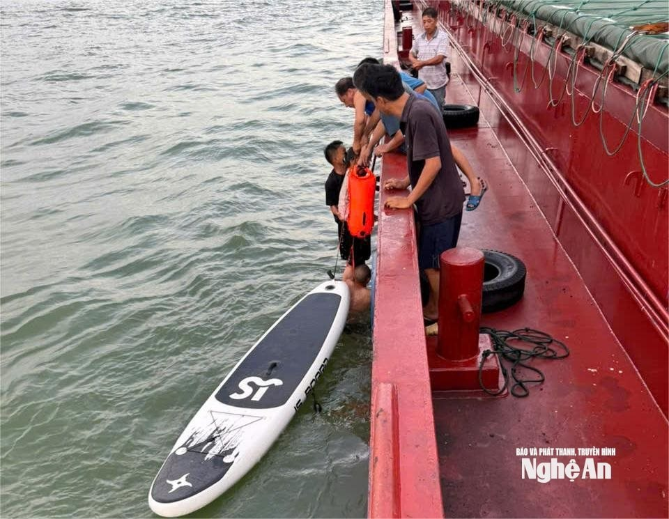 Hai cha con ở Nghệ An bị sóng cuốn mất tích trên biển, lênh đênh suốt 13 giờ: Được tàu hàng tìm thấy ở nơi bất ngờ - Ảnh 3. Hai cha con ở Nghệ An bị sóng cuốn mất tích trên biển, lênh đênh suốt 13 giờ: Được tàu hàng tìm thấy ở nơi bất ngờ - Ảnh 3.